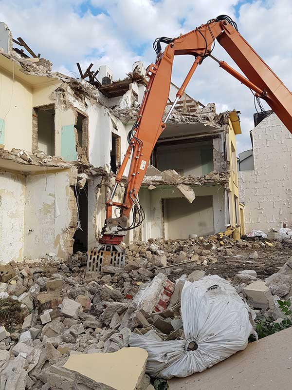 residential demolition services - Dismantling and damaging of old house